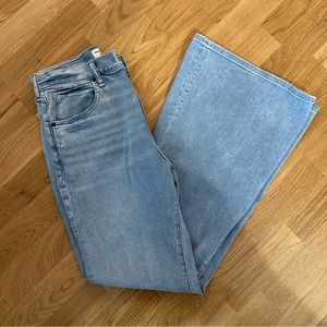 Abercrombie & Fitch - The Flare Ultra High Rise - Light Wash - 28/6R